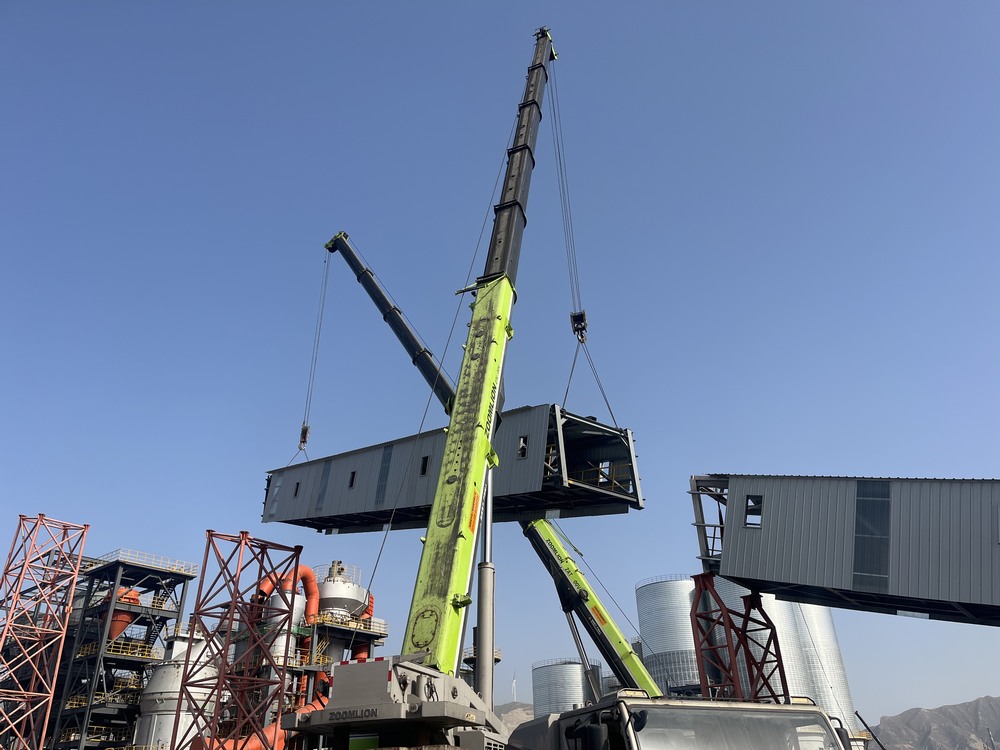 陜煤建設天工公司土建第二十一項目部:雙機抬吊破難題,通廊凌空展雄姿