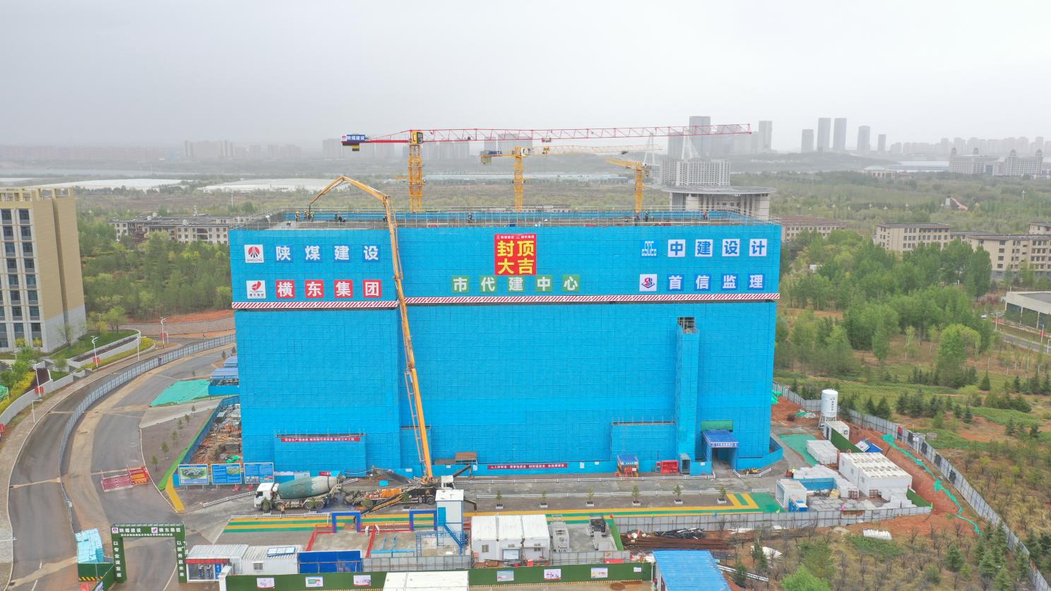 陜煤建設內蒙古分公司：鄂爾多斯應用技術學院實驗樓主體結構封頂，項目建設進入新階段